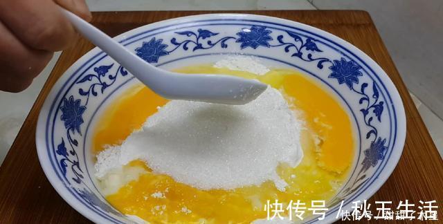 面粉别只会蒸馒头了,加3个鸡蛋,做出创意小吃,比蛋糕油条好吃