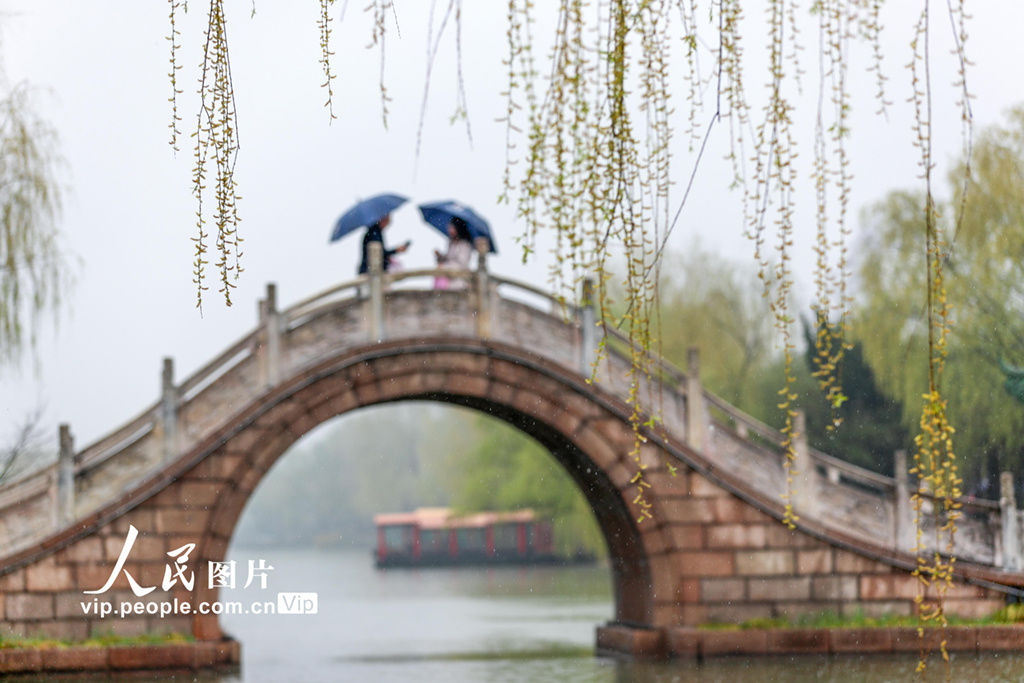 江苏扬州：烟雨瘦西湖