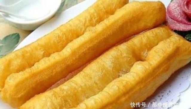 制作油条,蓬松香脆的油条最能称得上“国民早餐”了!