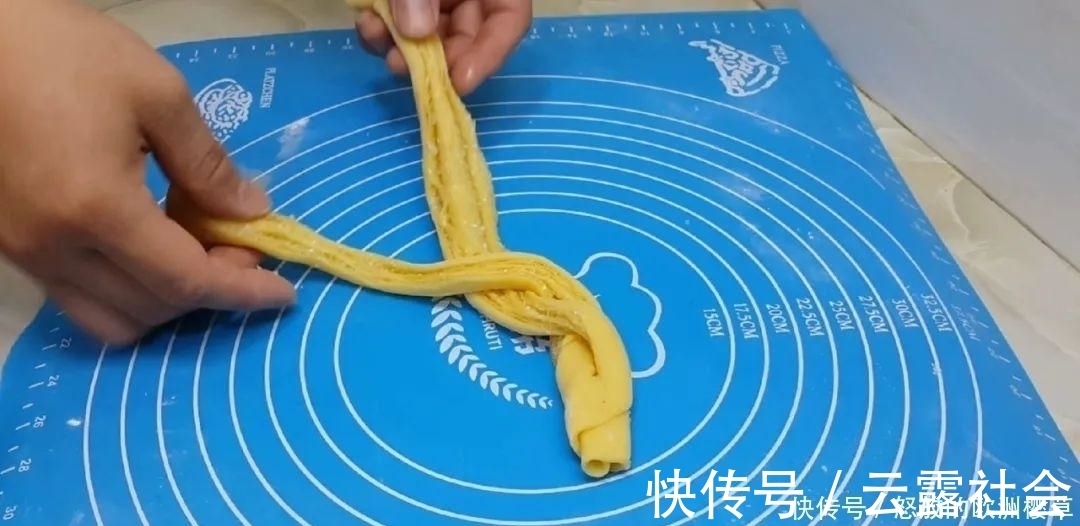 面包这样做才好吃,加4个鸡蛋,比蛋糕简单好吃,没烤箱也能成功