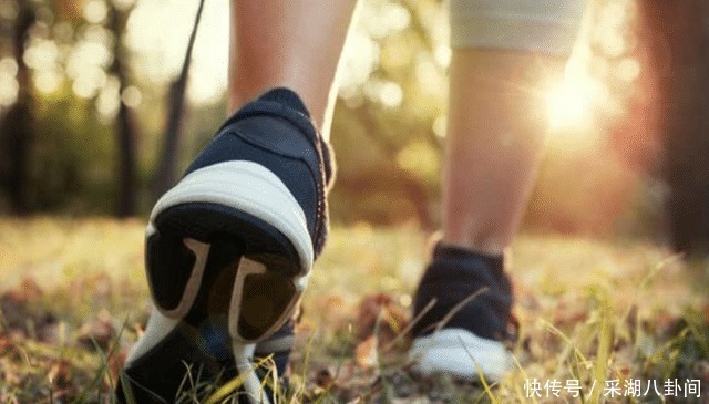 中老年人|多走路能降血糖?医生说出了实情,血糖偏高的人不妨了解一下