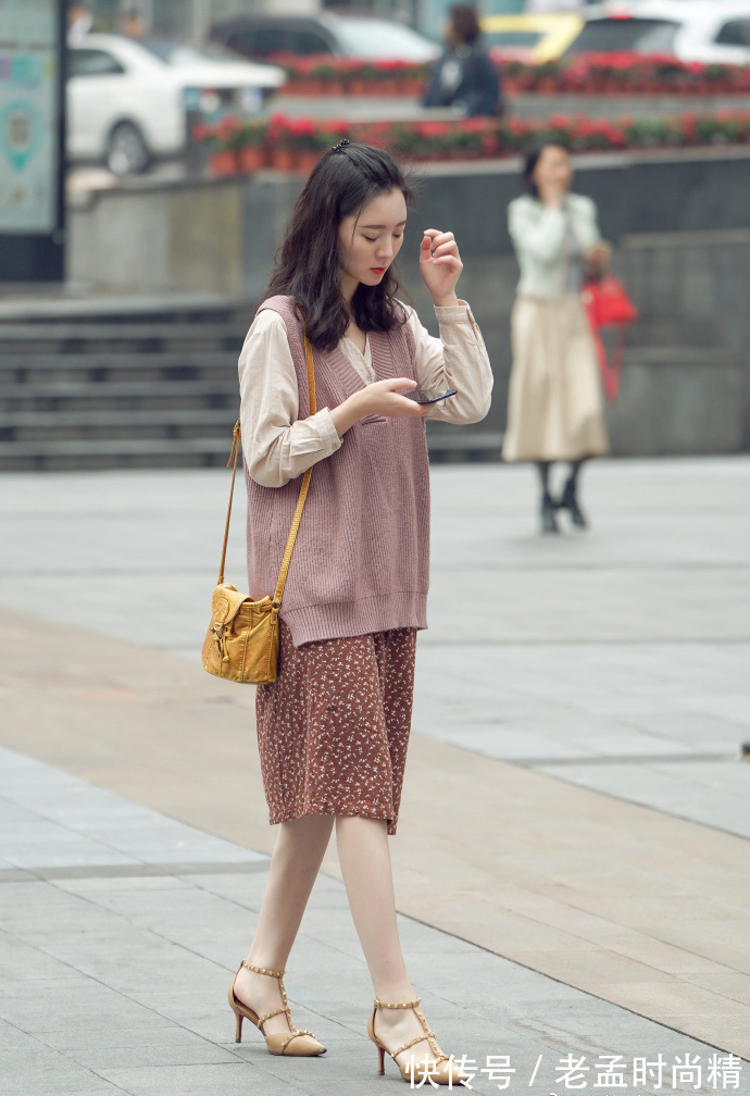开衫|街拍,开衫毛衣内搭米色连衣裙,时髦又有女人味!