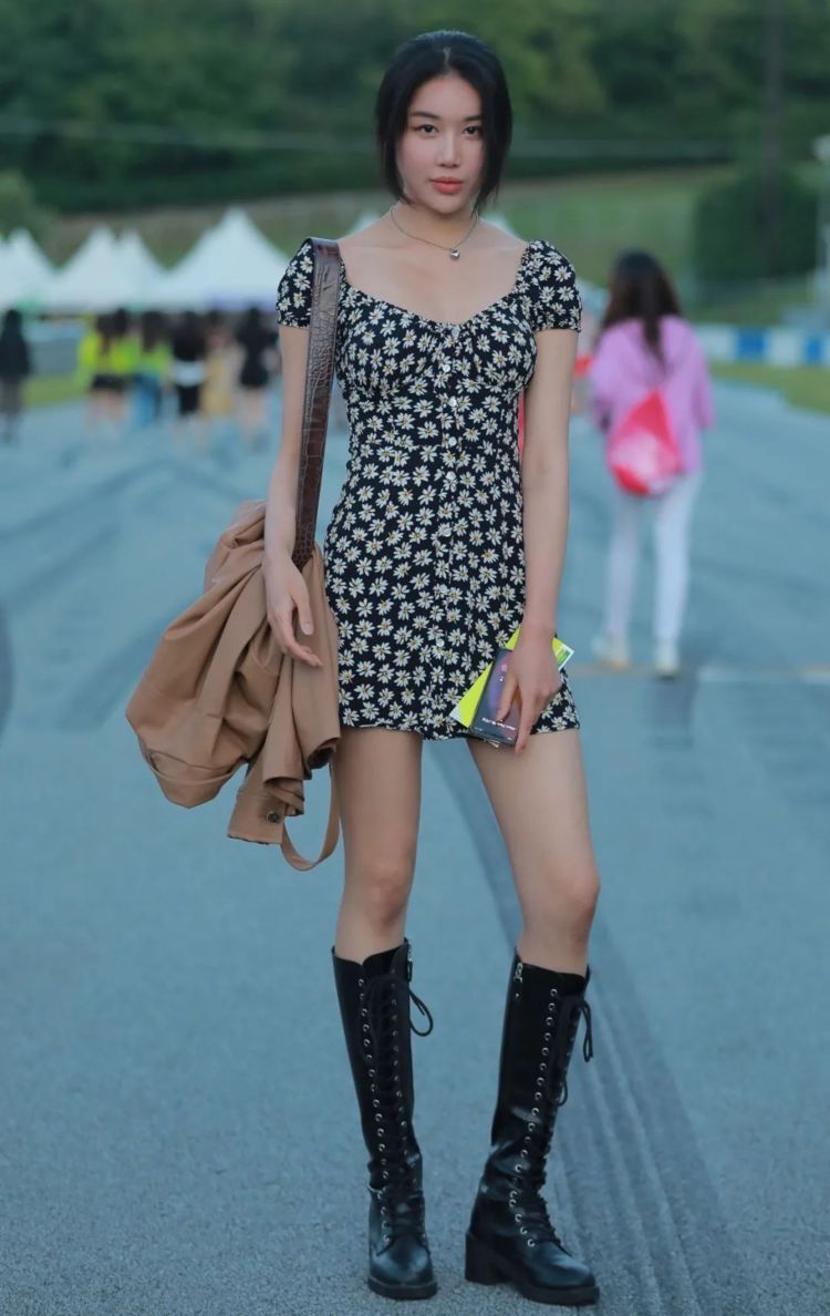 搭配 连衣裙+长靴,适合春天的反季节搭配,既显身材又提升时尚感