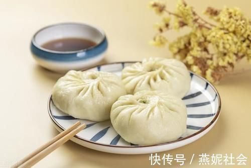 怎样让韭菜鸡蛋包子里的韭菜看起来新鲜绿油油的,不是那种黄色的?