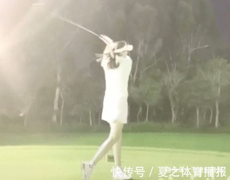 羽毛球|林丹妻子谢杏芳深夜打高尔夫,身着短裙双腿笔直,动作利落显专业