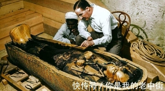 树棺@国外发现2200年前的“睡美人”,身披几十件羊皮大衣,躺在树干里