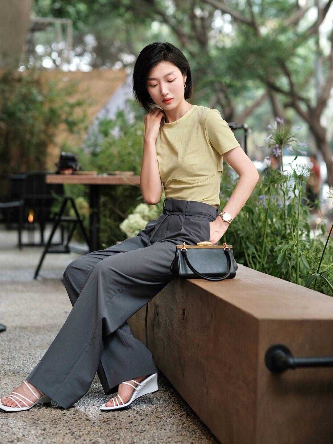 小个子|小个子女生就该这样穿，短袖T恤搭配高腰阔腿裤，显高还显瘦