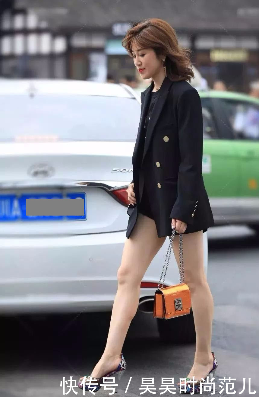 选择|气质女生的秋日穿搭,一身成熟黑色西装外套+短裤搭配,大胆知性