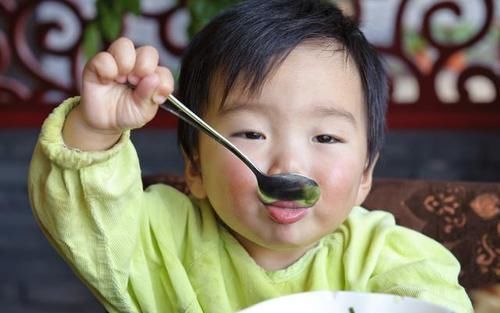 睡眠质量|妈妈带娃猛长个,奶奶带娃'生长停滞',偷走娃身高'元凶'抓到了