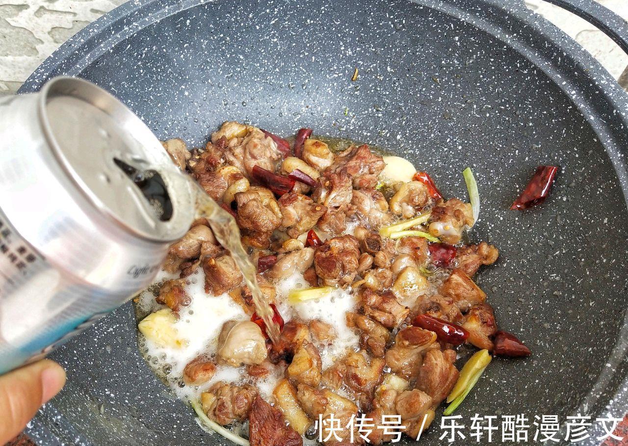 一罐啤酒一只鸭炖一锅菜,肉嫩菜香好吃又下饭,花钱不多却吃得香