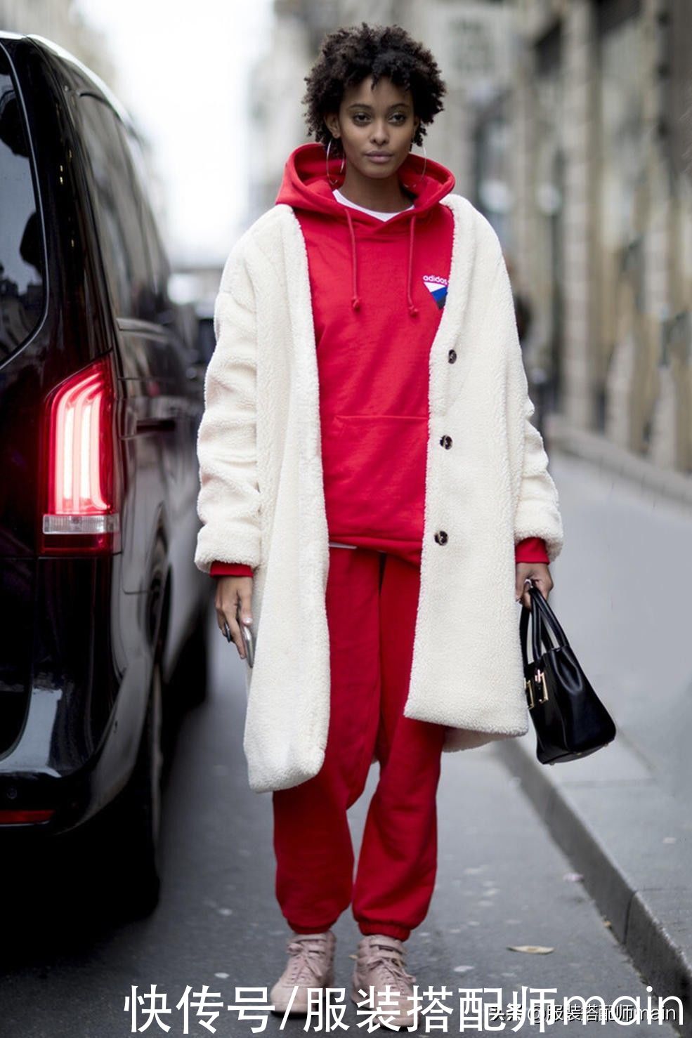 “大衣+连帽卫衣”才是今冬的王炸组合，高级又时髦，谁穿谁好看
