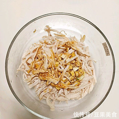 凉拌鸡胸肉丝这样做,解馋堪比红烧肉
