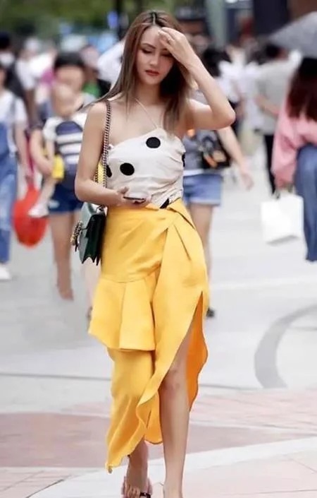 街拍:穿牛仔紧身上衣的小姐姐,笑容甜美气质典雅,非常惹人喜欢