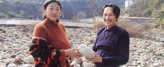 湖北宜都:奇石之家的牛气女大力士,从河中挑500吨奇石卖台湾