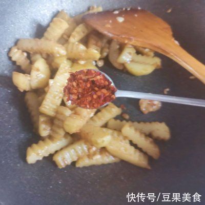 饭店大厨说漏嘴的秘密，香辣孜然土豆条这样做才好吃