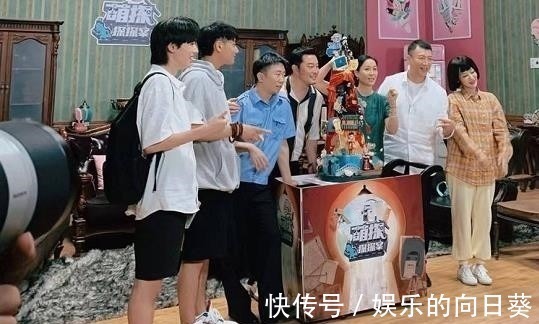 宋亚轩录节目致敬李飞短裤配拖鞋画风很搞笑,李飞看了直说真秀