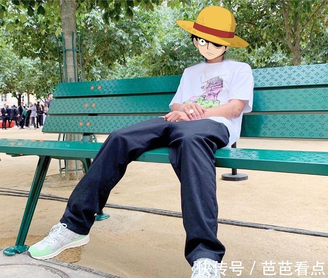 virgil|小时候玩的换装贴纸、QQ秀,竟成了现在最时髦的玩意