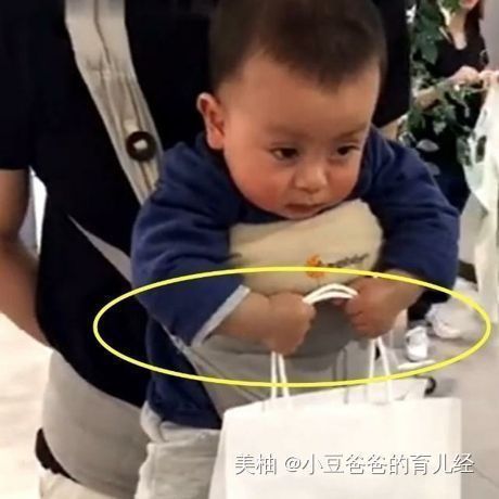 快要|宝宝帮妈妈拎袋子,困得快要睡着了也没松开,相当有责任感啊