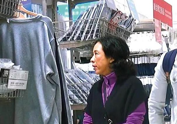 朱玲玲贤惠范十足，外出买包仍照顾老公，罗康瑞当众试穿也乐意