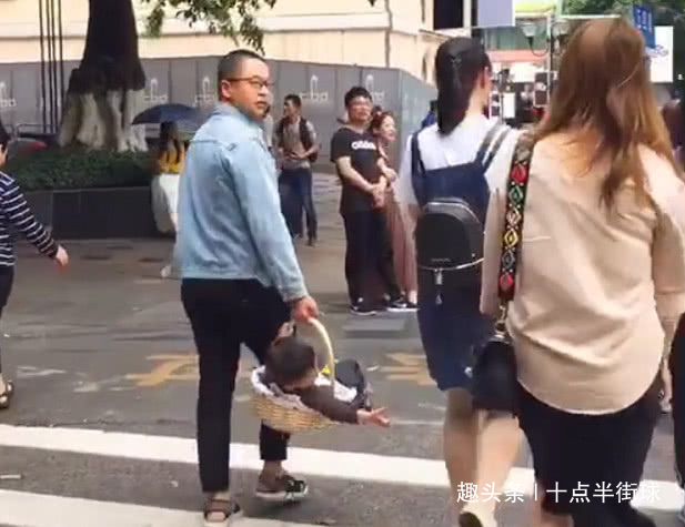 篮子|“随性奶爸”拎着娃上街火了,网友娃怕是买篮子送的吧
