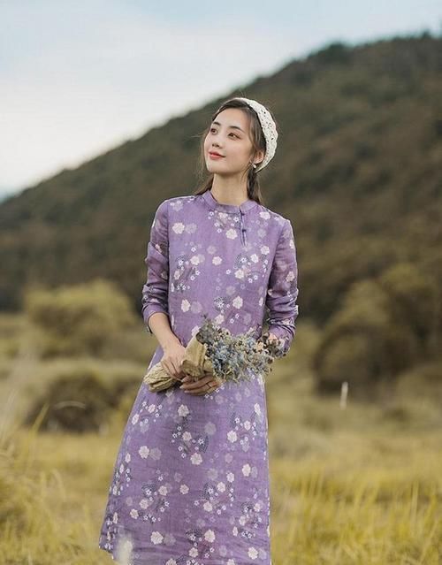 街拍,搭配黑色一字领,清凉舒适,浪漫又清丽