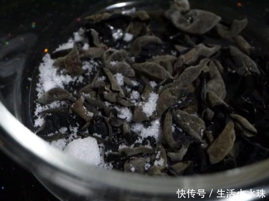 泡木耳,不要直接用清水泡,多加1样,3分钟就能泡发,既快还干净