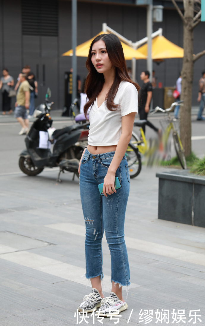 牛仔裤|街拍牛仔裤精致的剪裁,搭配短款上衣更加优雅!