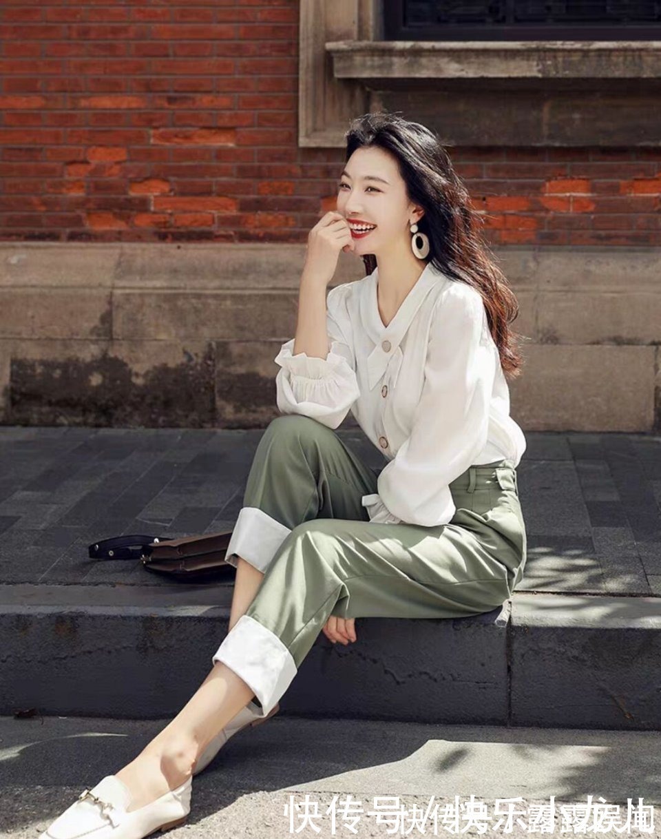 长发披肩|小姐姐搭配青春靓丽的衣服,非常漂亮长发披肩散发魅力!