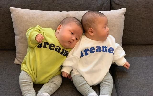 双胞胎|早产双胞胎兄弟,刚出生时瘦如干瘪小老头,11天颜值逆袭变成萌娃