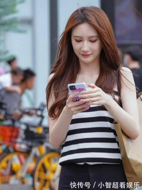 高腰|吊带衫搭高腰牛仔裤,简单又时尚,休闲洒脱显气质