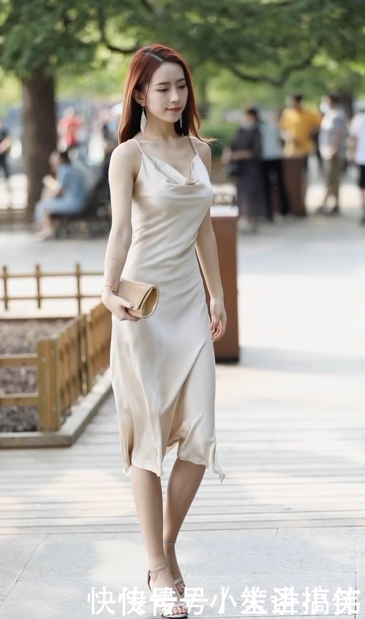 街拍|美女街拍御姐风的小姐姐,微卷长发显气质,丝滑绸缎连衣裙太衬好身材