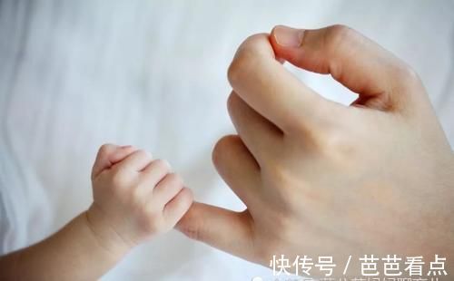 认知能力|宝宝举手式睡姿,代表了什么意思?新手妈妈要知道