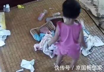 父母|3岁小姐姐帮忙哄双胞胎弟,等来的却是一记耳光,让人心拔凉拔凉