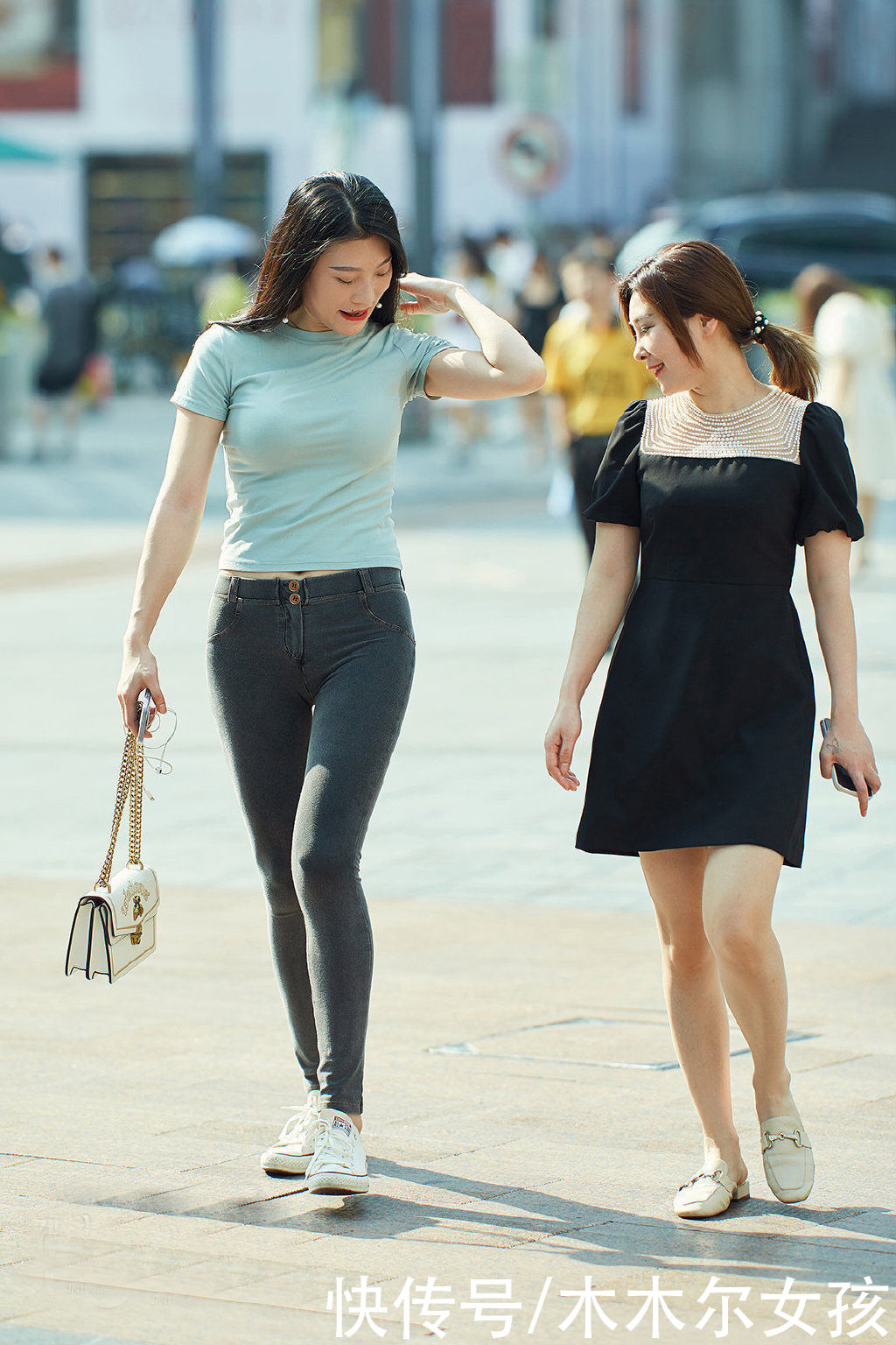 夏日|夏日穿弹力牛仔裤配短袖衫，清凉时尚美丽显瘦，穿出休闲有型的美