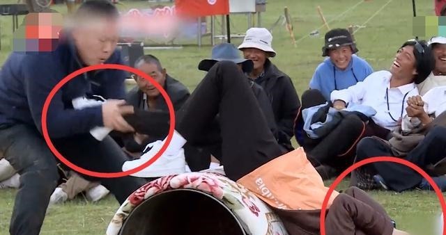  岳云鹏|帮岳云鹏帮虞书欣翻跟头，看看她的手的动作，难怪她害羞