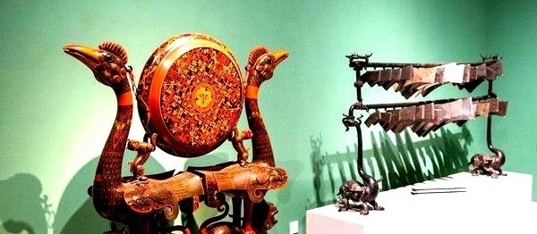 养鸭人发现古墓,拒绝盗墓贼10万封口费,义务守护黄金和国宝