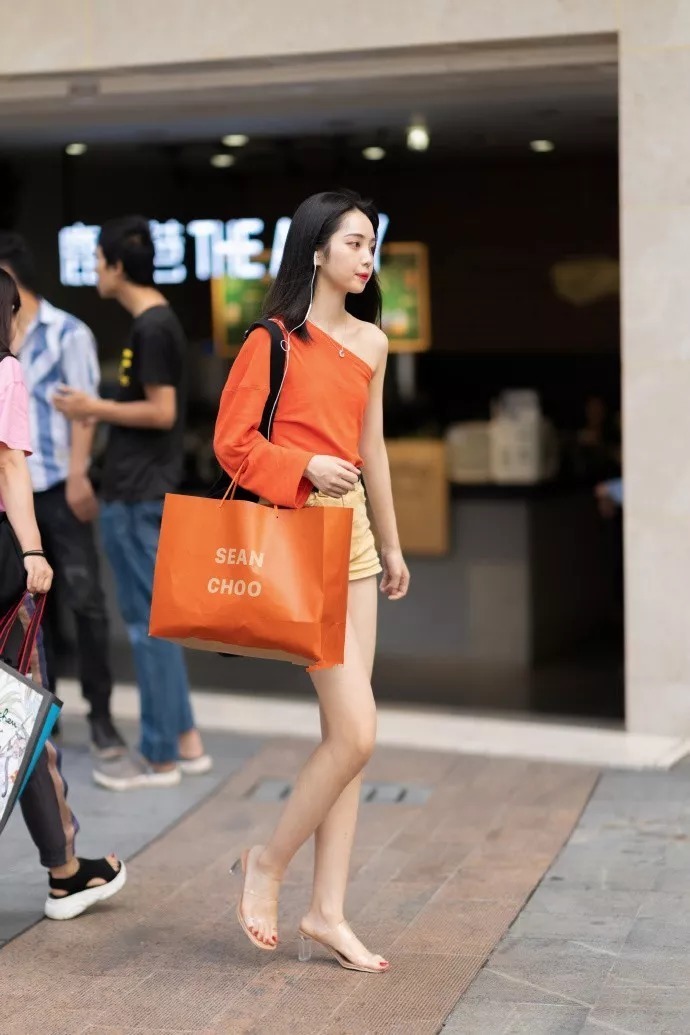 街拍:高跟鞋魅力搭配,展现出女性身上的独有气息