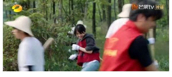 两人|《向往的生活》张子枫对梁靖康说的第一句话，尽显两人关系，难怪黄磊想要打他