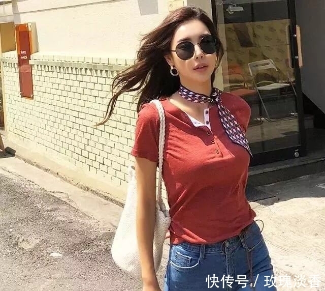 妖娆|街拍: 性感小姐姐口红涂得太多, 但还是十分妖娆