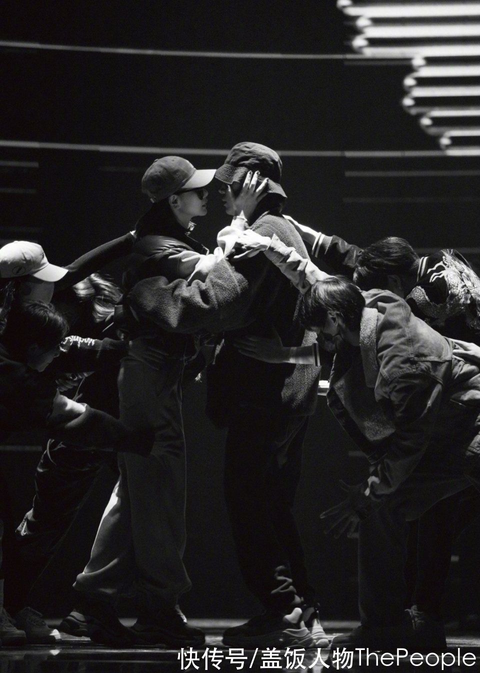 “南北”双台跨年：唐嫣美艳、王鸥抢镜，杨幂眼妆像“发光眼屎”