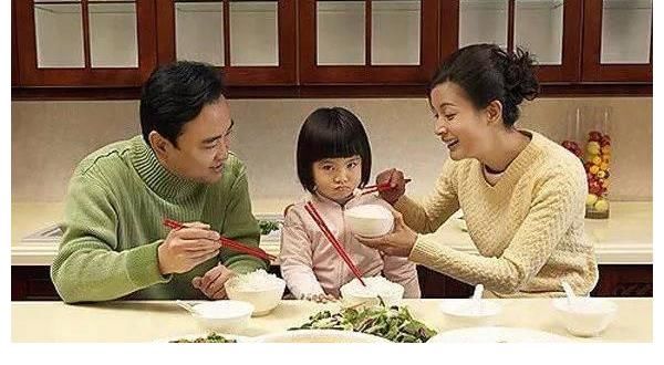 应采儿回怼朱丹获网友点赞：饭桌上藏着孩子的教养，家长别不重视