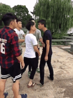 |搞笑GIF段子:不是说女追男隔层纸吗?这也太好追了吧,哈哈哈哈