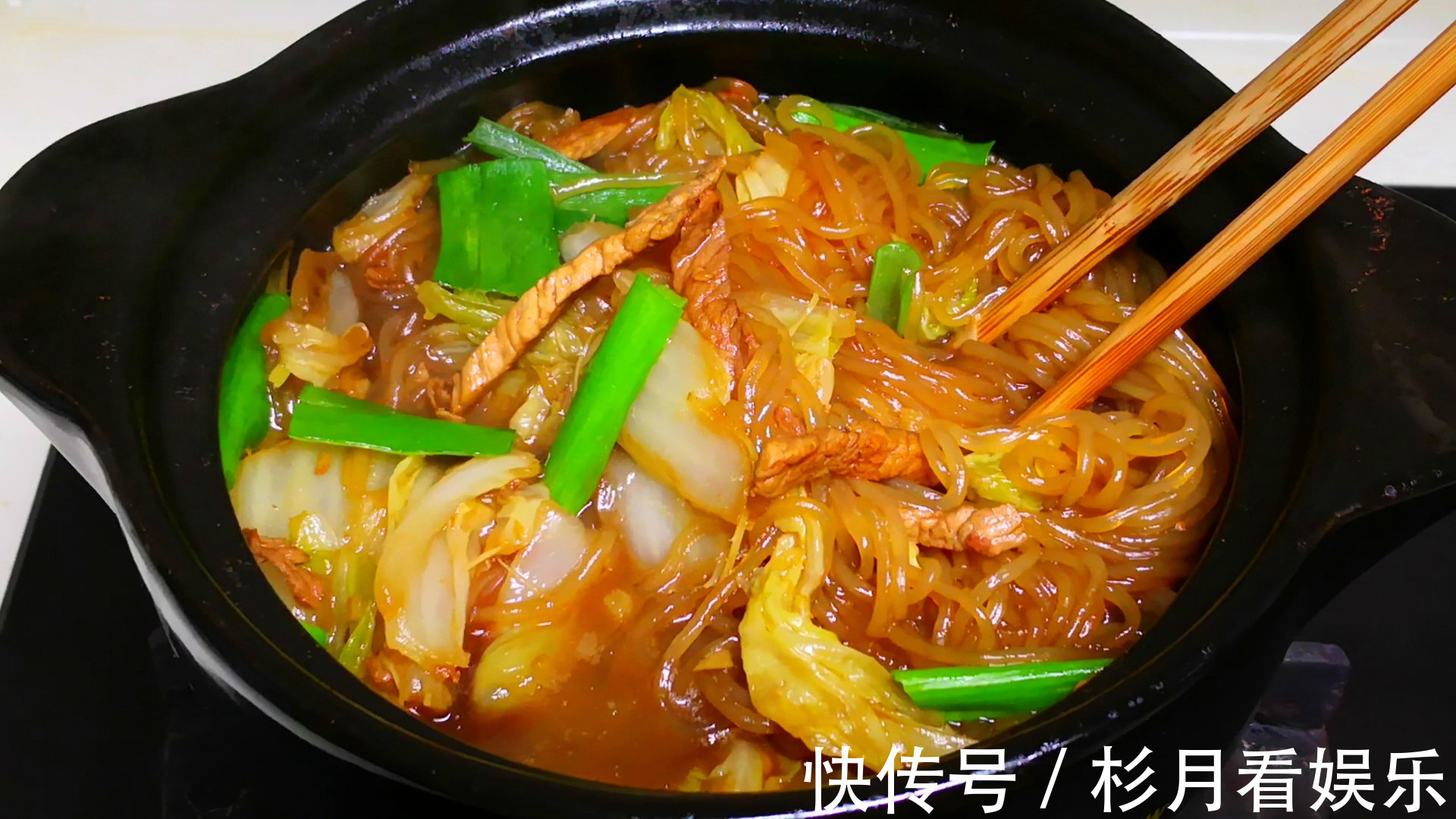 做白菜炖粉条时,要牢记“3要点”,炖出的菜味道正,鲜香四溢!