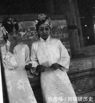 看起来|清朝老照片:图二是末代皇后在嗑瓜子,图五是渔夫在划船