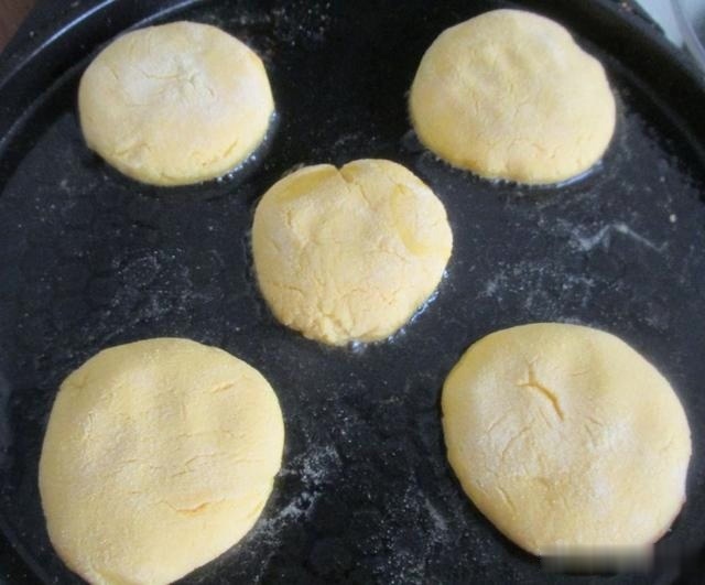 玉米面这样做简单快捷，暄软喷香，比包子馒头好，中老年人要多吃