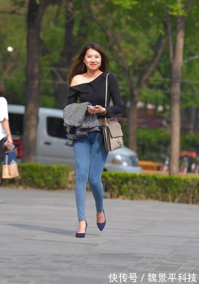 牛仔裤 深蓝超紧身牛仔裤,搭配露肩上衣,温柔可人