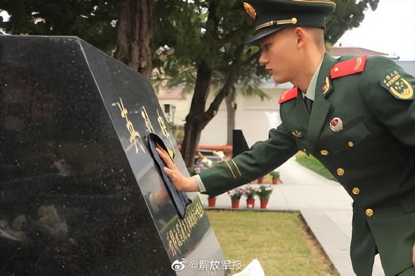 各部队官兵以多种形式祭奠缅怀革命先烈