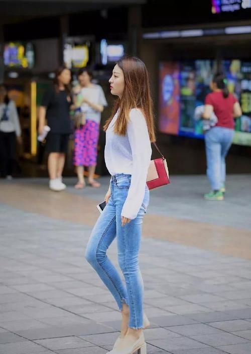 紧身包臀裙穿在身上韩范十足,而且印花的款式百搭又时尚