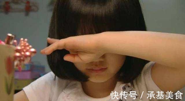 弟弟|女孩承受爸妈和弟弟的“拳打脚踢”,她没有流一滴泪,更没有求饶