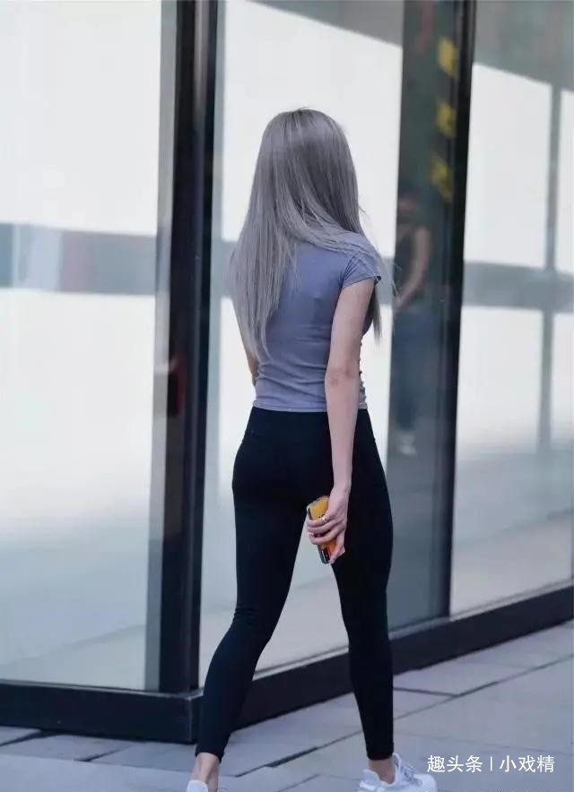 百搭 打底裤塑造出自然美感，散发着浓郁的时尚气息